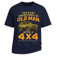 Kurzarm-T-Shirt mit Grafik eines alten Mannes mit Geländewagen